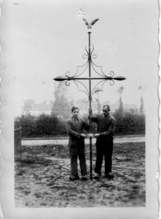 Elders en ... met kruis voor kerk (grijstinten).jpg