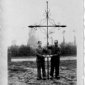 Elders en ... met kruis voor kerk (grijstinten)