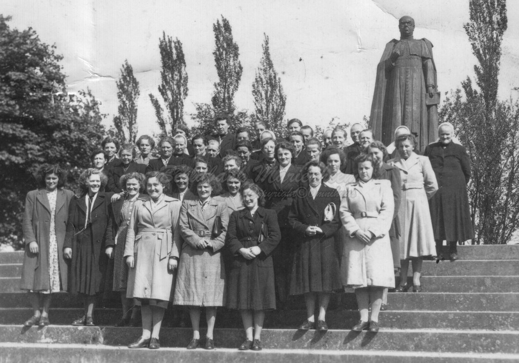 1950 Boerinnenbond uitstapje Tubbergen Schaepman monument.jpg