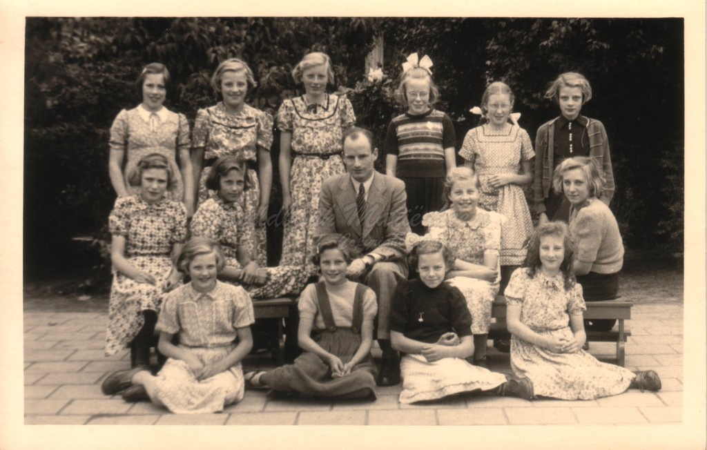 1953 Klas 6  meisjes.jpg