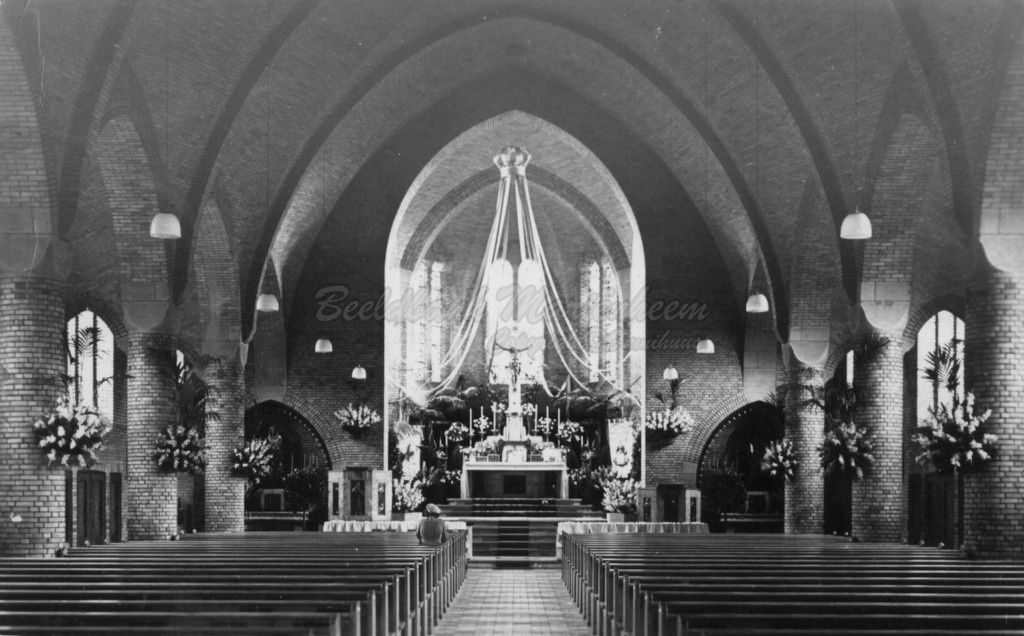 kerk inside 1960.JPG