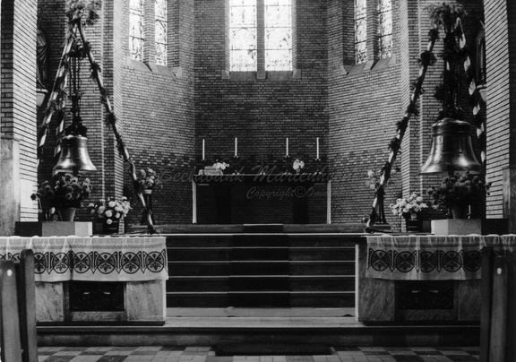 1962 Kerk inside -  2 nieuwe klokken