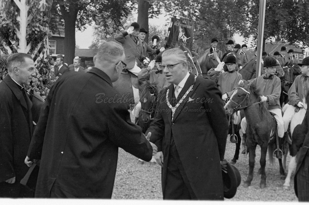 1965, aankomst pastoor Andringa (6).jpg