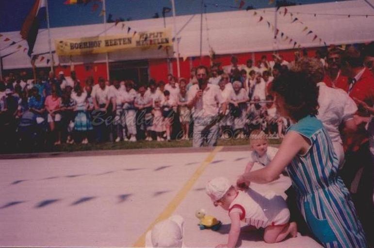 1986 Babykruipwedstrijd Margreet en Sanne Bakkenes 1.jpg