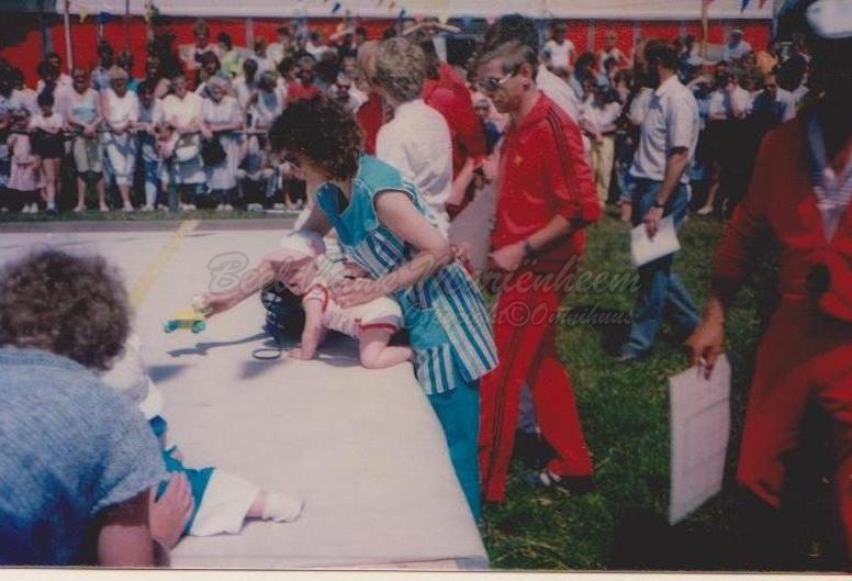 1986 Babykruipwedstrijd Margreet en Sanne Bakkenes 2.jpg