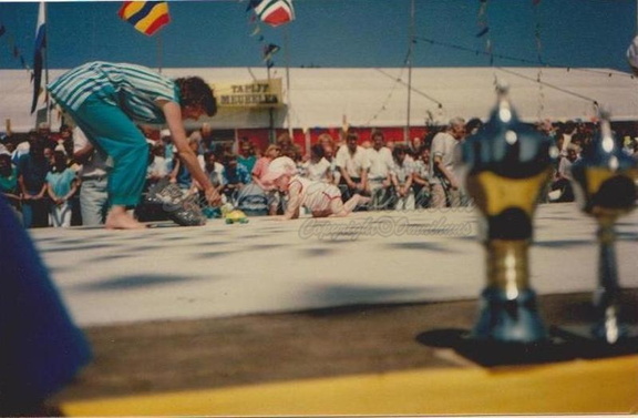 1986 Babykruipwedstrijd Margreet en Sanne Bakkenes 4