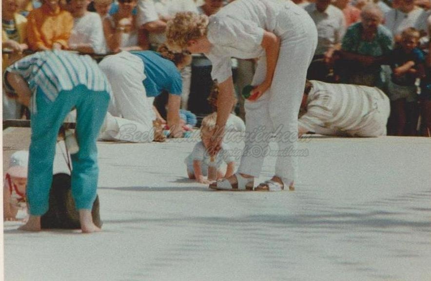 1986 Babykruipwedstrijd Margreet en Sanne Bakkenes 5.jpg