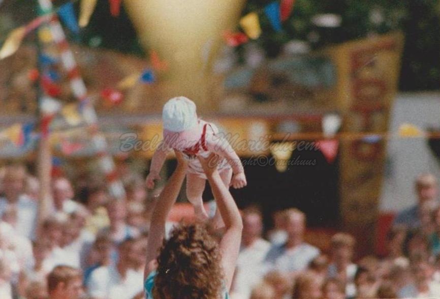 1986 Babykruipwedstrijd Margreet en Sanne Bakkenes 8.jpg