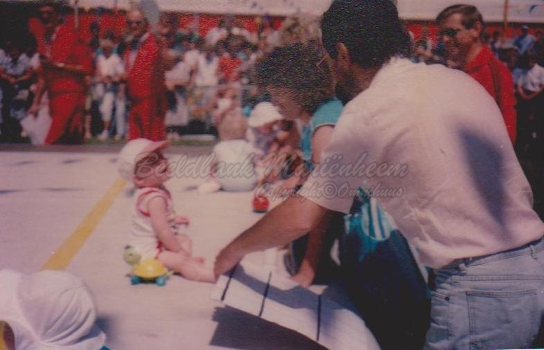 1986 Babykruipwedstrijd Margreet en Sanne Bakkenes met Harrie Vermeegen 1.jpg