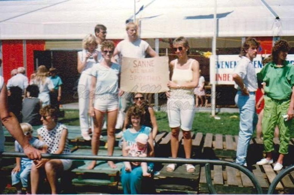 1986 Babykruipwedstrijd Margreet en Sanne Bakkenes met supporters 1