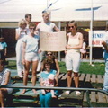 1986 Babykruipwedstrijd Margreet en Sanne Bakkenes met supporters 1