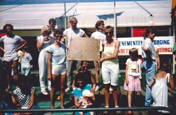 1986 Babykruipwedstrijd Margreet en Sanne Bakkenes met supporters 2