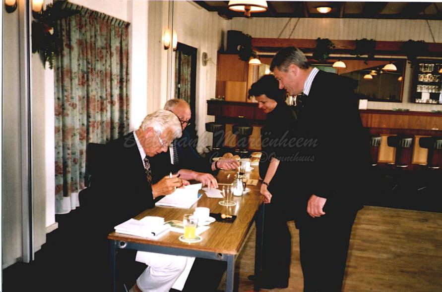 J.Houben stemt op 15 mei 2002.jpg