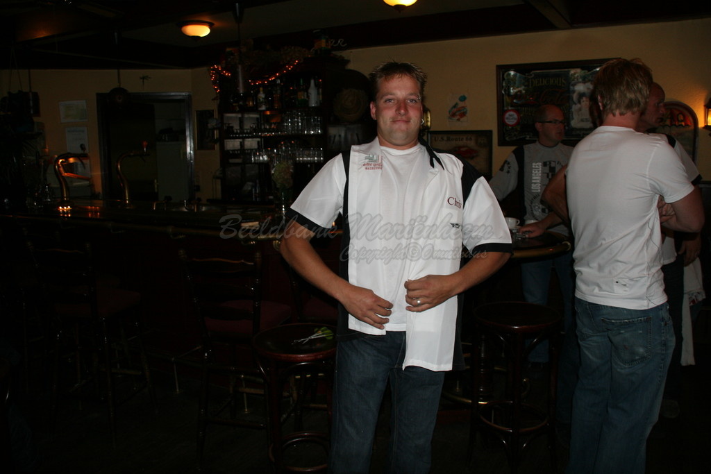 2008-09-17 nieuwe shirts voor dartclub (4).JPG