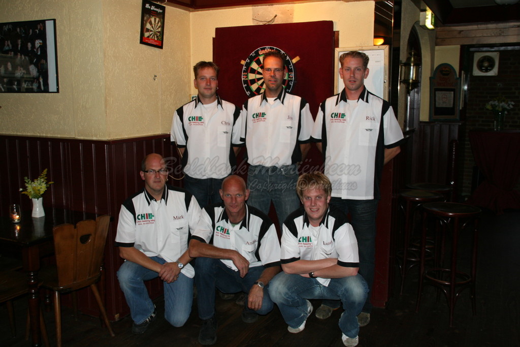 2008-09-17 nieuwe shirts voor dartclub (13).JPG