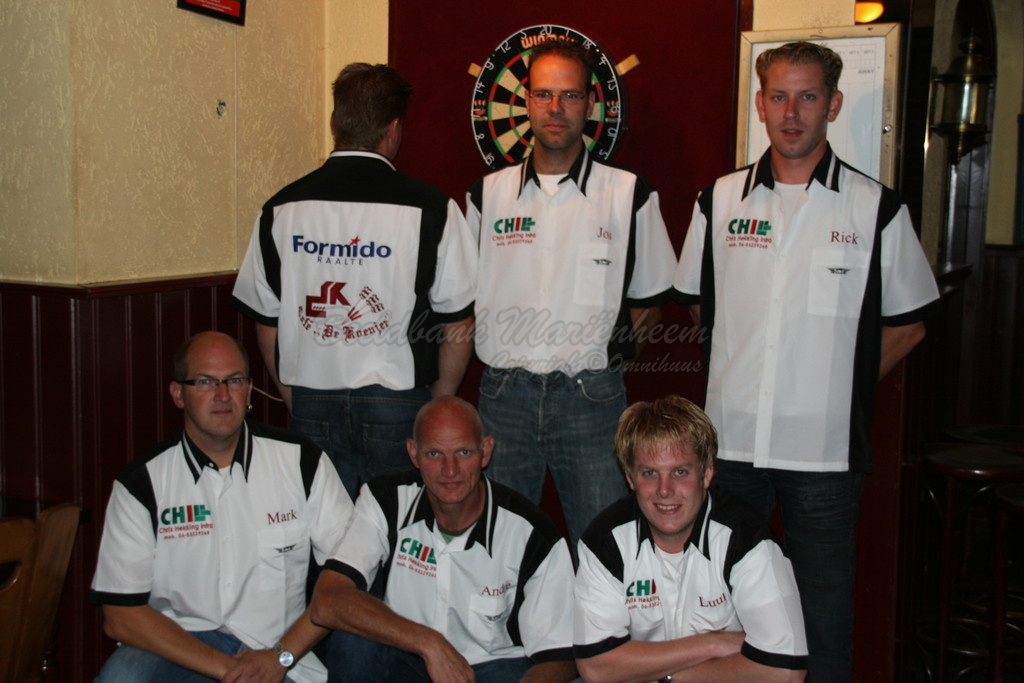 2008-09-17 nieuwe shirts voor dartclub (14)
