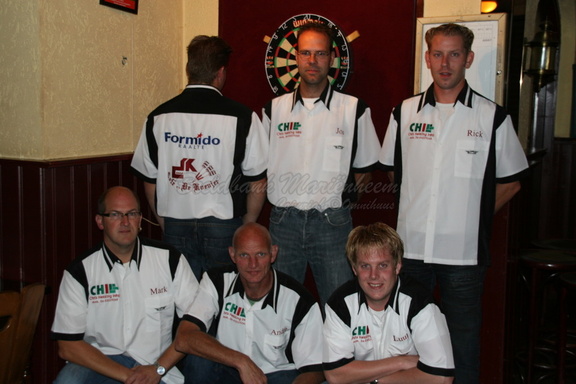 2008-09-17 nieuwe shirts voor dartclub (14)