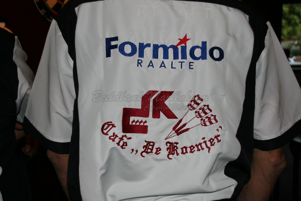 2008-09-17 nieuwe shirts voor dartclub (17).JPG