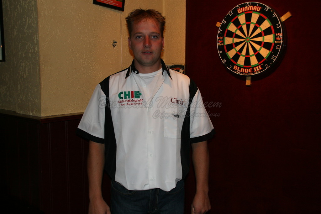 2008-09-17 nieuwe shirts voor dartclub (18).JPG