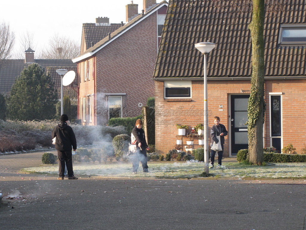 2008-12-31 jeugd met vuurwerk (1).JPG