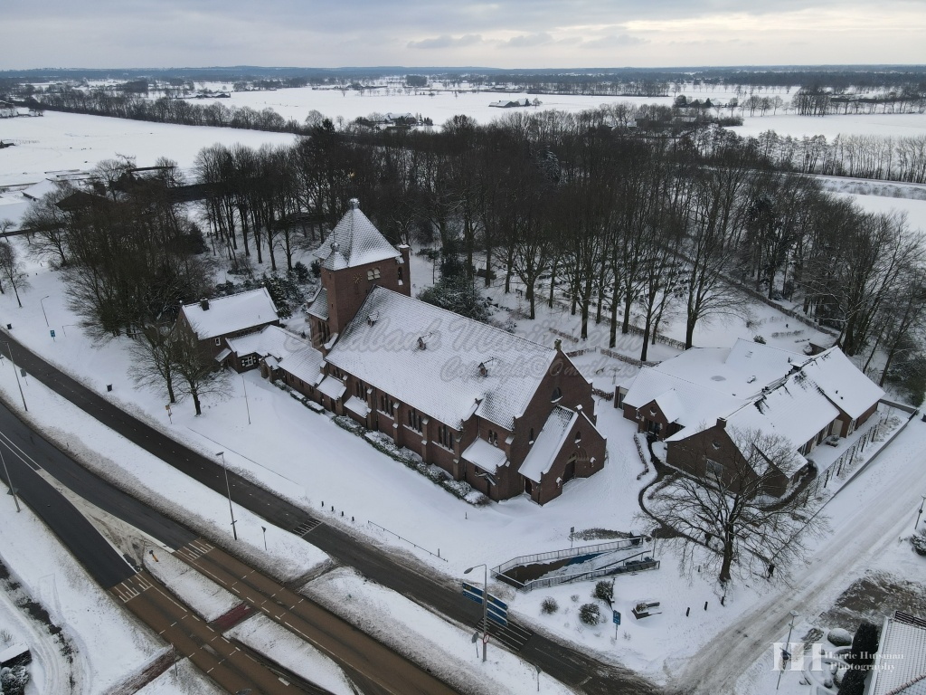 Marienheem in de winter de kerk van bovenaf gezien (21).jpg